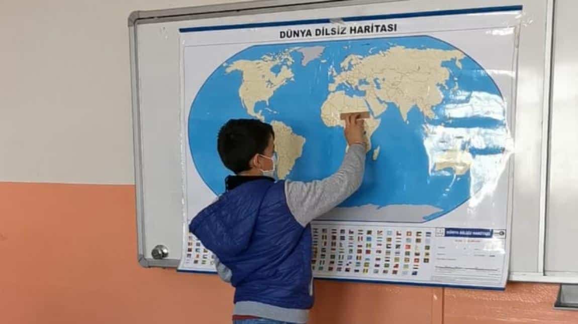 Dünya Dilsiz Haritasının Yardımıyla Kıtalarımızı Öğreniyoruz. Hem Eğlenip Hem Öğrenmek Bu Olsa Gerek :)
